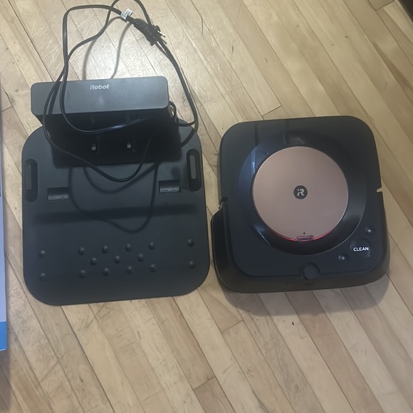 iRobot Braava Jet M6 (6112) Wi-Fi Connected Robot Mop Black - Picture 2 of 2